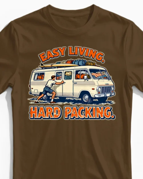 Easy Living. Hard Packing. | Retro Camper-Herrenshirt braun Close-Up