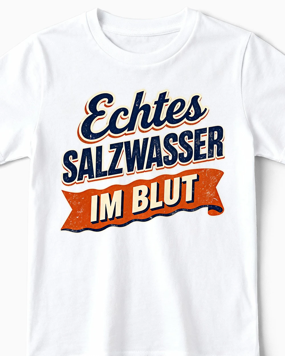 echtes-salzwasser-im-blut-kuesten-kindershirt-weiss-cu Echtes Salzwasser im Blut | Nordsee & Küstenkind T-Shirt für Kinder & kleine Wattwürmer weiss Close-Up