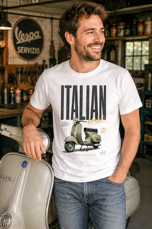 Vintage Vespa & Roller T-Shirt für Herren im italienischen Retro-Look mit klassischem Blechroller, großer Italian Classic Typografie und 2 Stroke Romantic Details.