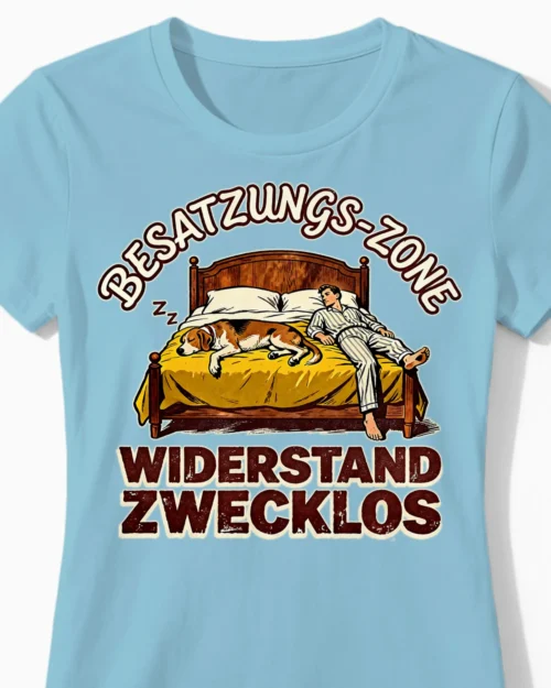 Besatzungszone | Das freche Hunde-Damenshirt für geduldige Frauchen hellblau Close-Up