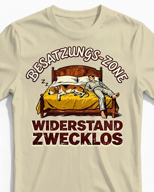 Besatzungszone | Das witzige Hunde-Herrenshirt für den geduldigen Hunde-Papa beige Close-Up