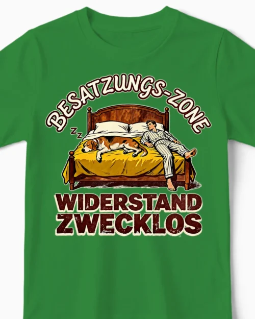 Besatzungszone | Das freche Hunde-Kindershirt für geduldige Hundefreunde grün Close-Up