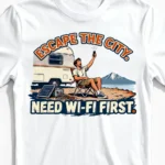 Need Wi-Fi First | Lustiges Camper & Vanlife T-Shirt für Herren & digitale Naturburschen weiss Close-Up