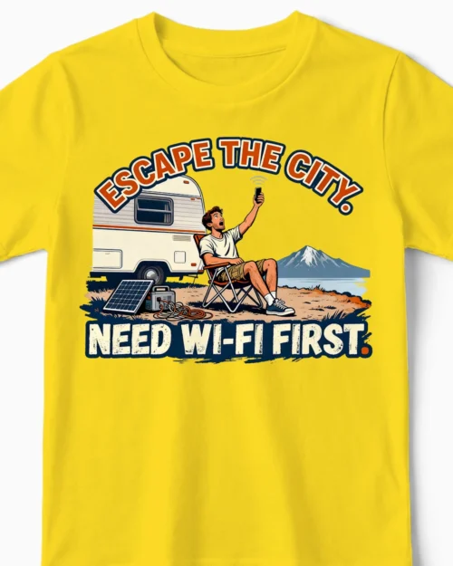 Need Wi-Fi First | Das ironische Camper-Kindershirt gelb Close-Up