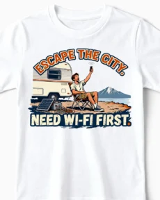 Need Wi-Fi First | Lustiges Camper & Vanlife T-Shirt für Kinder & kleine WLAN-Junkies weiss Close-Up