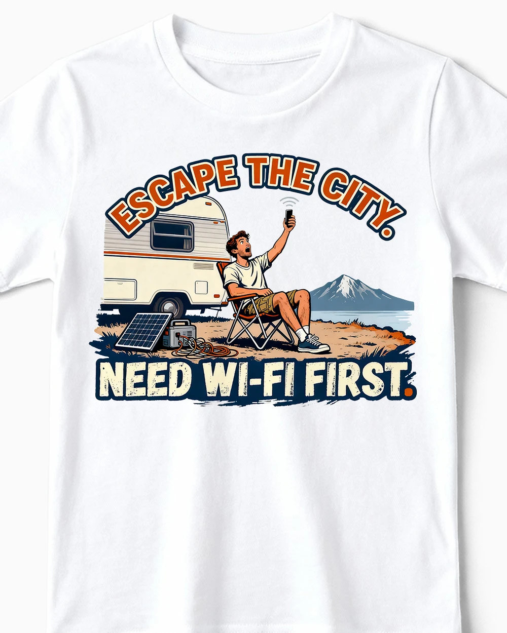 need-wifi-first-vanlife-camping-kindershirt-weiss-cu Need Wi-Fi First | Lustiges Camper & Vanlife T-Shirt für Kinder & kleine WLAN-Junkies weiss Close-Up