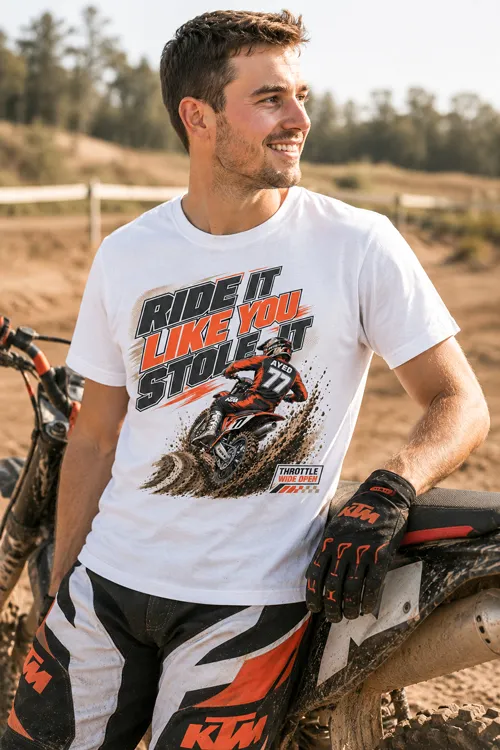 Cooles Motocross & Enduro T-Shirt für Herren im Racing-Look. Motiv mit Motocross-Fahrer im Anlieger, Dreckfontäne, Drehzahlmesser und Ride It Like You Stole It Spruch.