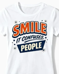 Smile - It confuses people | Lustiges Sarkasmus & Spruch T-Shirt für Damen und sarkastische Frauen weiss Close-Up