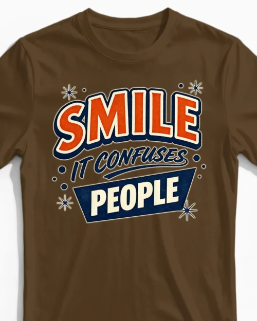 Smile - It confuses people | Lustiges Herrenshirt für echte Sarkasten braun Close-Up