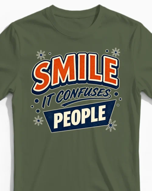 Smile - It confuses people | Lustiges Herrenshirt für echte Sarkasten olive Close-Up