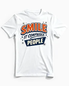 Smile - It confuses people | Lustiges Sarkasmus & Spruch T-Shirt für Herren und echte Optimisten weiss