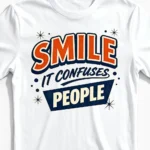 Smile - It confuses people | Lustiges Sarkasmus & Spruch T-Shirt für Herren und echte Optimisten weiss Close-Up