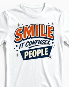 Smile - It confuses people | Lustiges Sarkasmus & Spruch T-Shirt für Herren und echte Optimisten weiss Close-Up