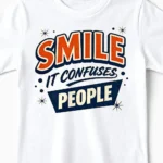 Smile - It confuses people | Lustiges Sarkasmus & Spruch T-Shirt für Kinder und kleine Frechdachse weiss Close-Up