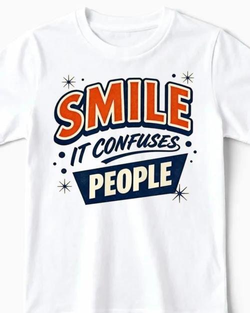 Smile - It confuses people | Lustiges Kindershirt für kleine Frechdachse weiss Close-Up