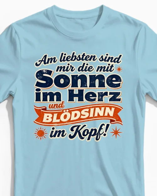Sonne im Herz & Blödsinn im Kopf | Lustiges Herrenshirt hellblau Close-Up
