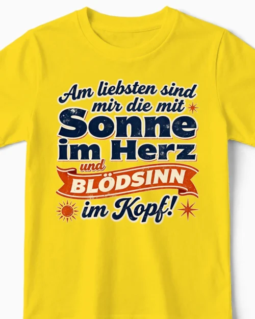 Sonne im Herz & Blödsinn im Kopf | Lustiges Kindershirt gelb Close-Up
