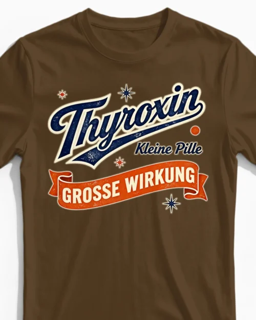 Thyroxin | Kleine Pille große Wirkung – Witziges Hashimoto-Shirt für Herren braun Close-Up