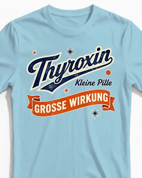 Thyroxin | Kleine Pille große Wirkung – Witziges Hashimoto-Shirt für Herren hellblau Close-Up