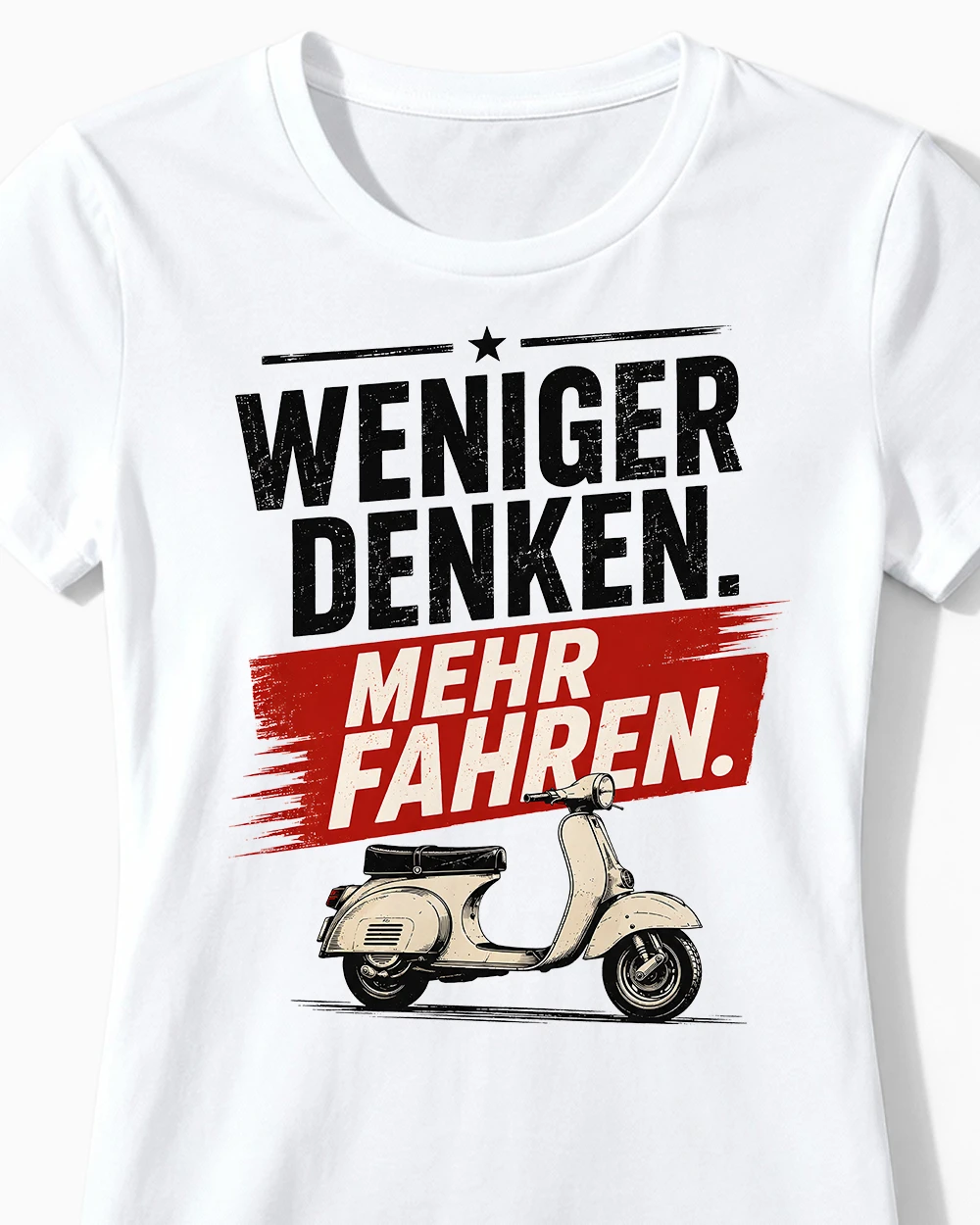 weniger-denken-mehr-fahren-vespa-t-shirt-damen-weiss-cu Weniger denken. Mehr fahren. | Lustiges Vespa & Roller T-Shirt für Damen weiss Close-Up