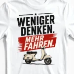Weniger denken. Mehr fahren. | Lustiges Vespa & Roller T-Shirt für Herren weiss Close-Up